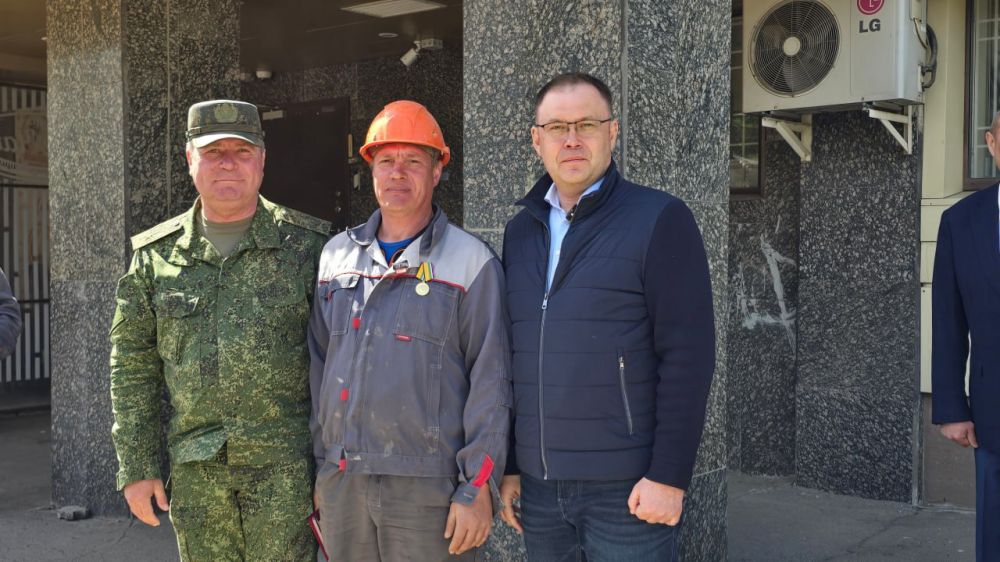 Иван Приходько: Губернатор Кузбасса Илья Владимирович Середюк во время визита в Горловку побывал на месте работ, выполняемых аварийно-восстановительным отрядом из Кемеровской области, сотрудники которого на постоянной основе... Иван Приходько: Губернатор Кузбасса Илья Владимирович Середюк во время визита в Горловку побывал на месте работ, выполняемых аварийно-восстановительным отрядом из Кемеровской области, сотрудники которого на постоянной основе...