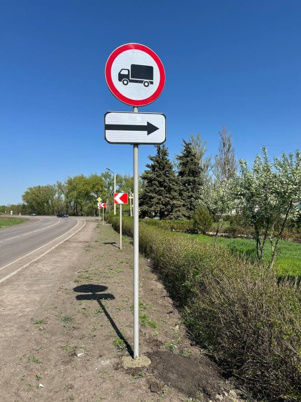 В Амвросиевке идёт активная работа по установке дорожных знаков! В Амвросиевке идёт активная работа по установке дорожных знаков!