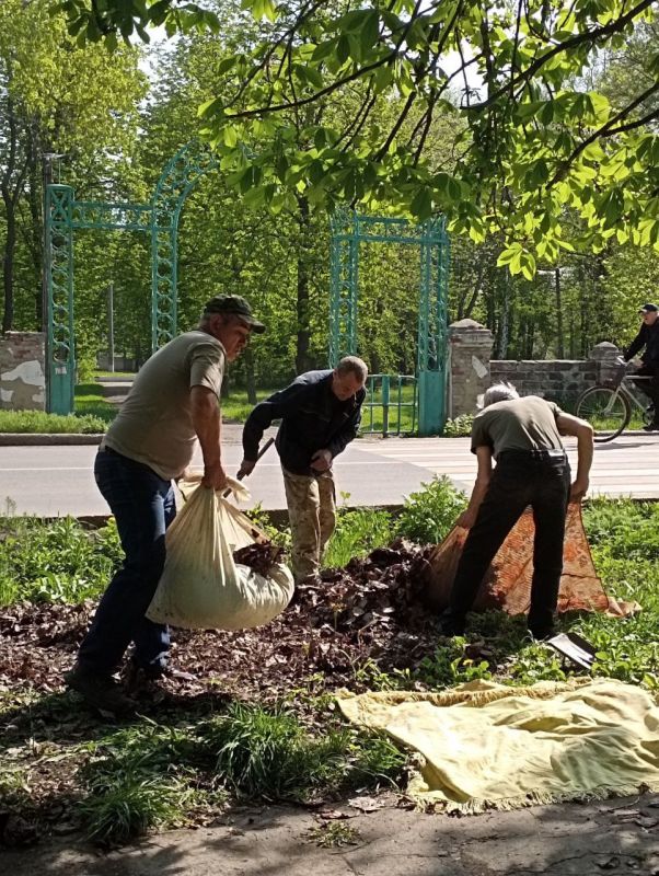 Сегодня, учителя ГБОУ "СШ № 12 имени М. Толстых г.о. Иловайск" преобразили городской парк своим усердием, выйдя на субботник, дабы вдохнуть новую жизнь в детскую площадку, а так же технический персонал произвёл уборку вокруг... Сегодня, учителя ГБОУ "СШ № 12 имени М. Толстых г.о. Иловайск" преобразили городской парк своим усердием, выйдя на субботник, дабы вдохнуть новую жизнь в детскую площадку, а так же технический персонал произвёл уборку вокруг...