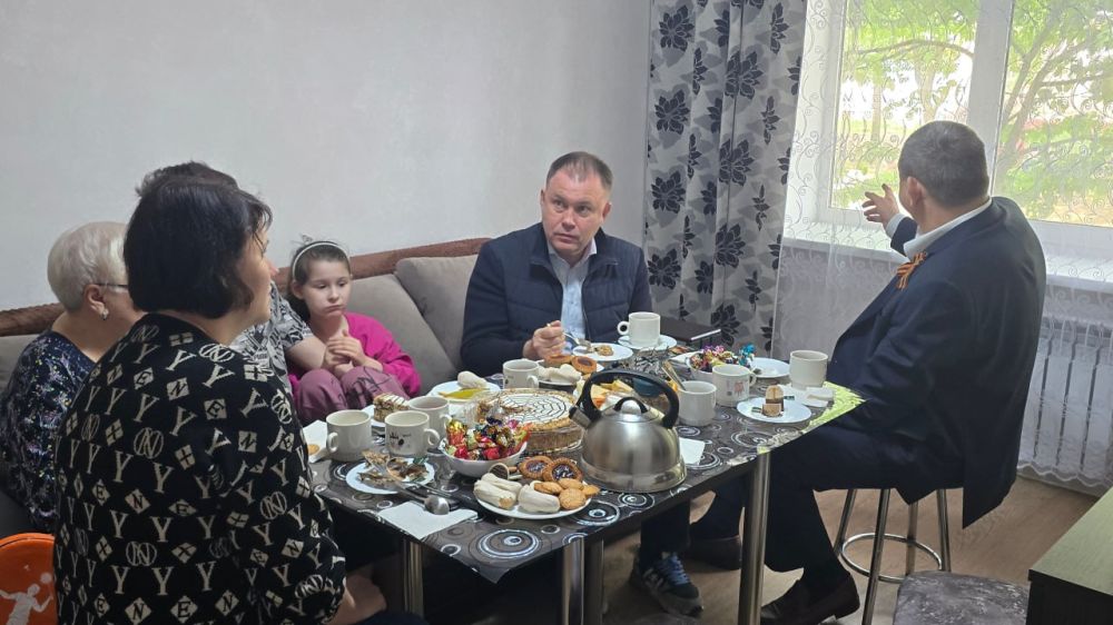 Иван Приходько: Губернатор шефа-региона Горловки – Кузбасса Илья Владимирович Середюк побывал в гостях у семьи Пигоревых, члены которой чудом уцелели во время варварского обстрела Центрально-Городского района Горловки со... Иван Приходько: Губернатор шефа-региона Горловки – Кузбасса Илья Владимирович Середюк побывал в гостях у семьи Пигоревых, члены которой чудом уцелели во время варварского обстрела Центрально-Городского района Горловки со...