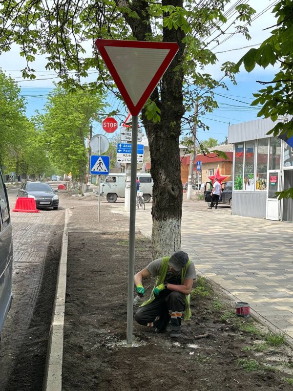 В Амвросиевке идёт активная работа по установке дорожных знаков! В Амвросиевке идёт активная работа по установке дорожных знаков!