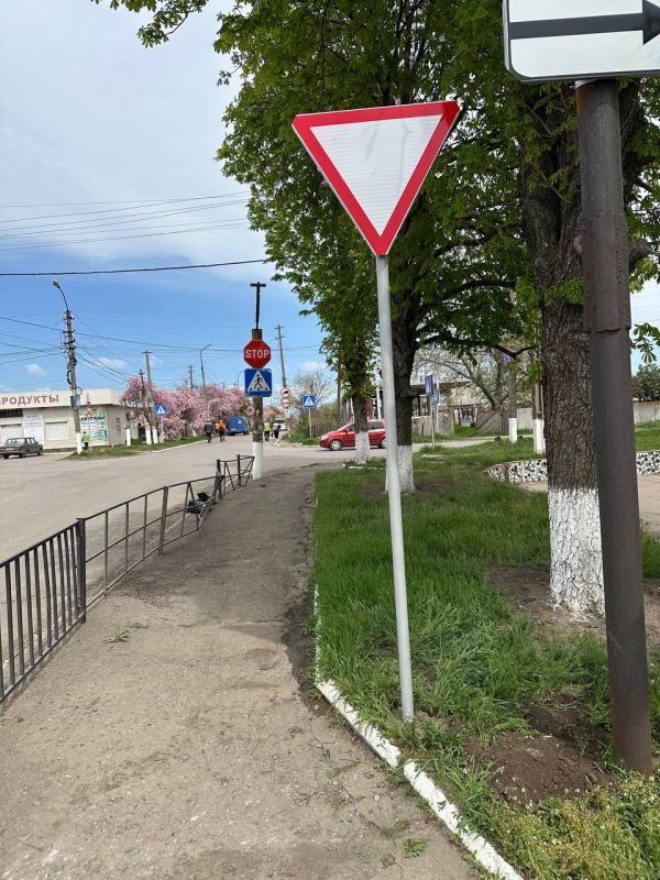 В Амвросиевке идёт активная работа по установке дорожных знаков! В Амвросиевке идёт активная работа по установке дорожных знаков!