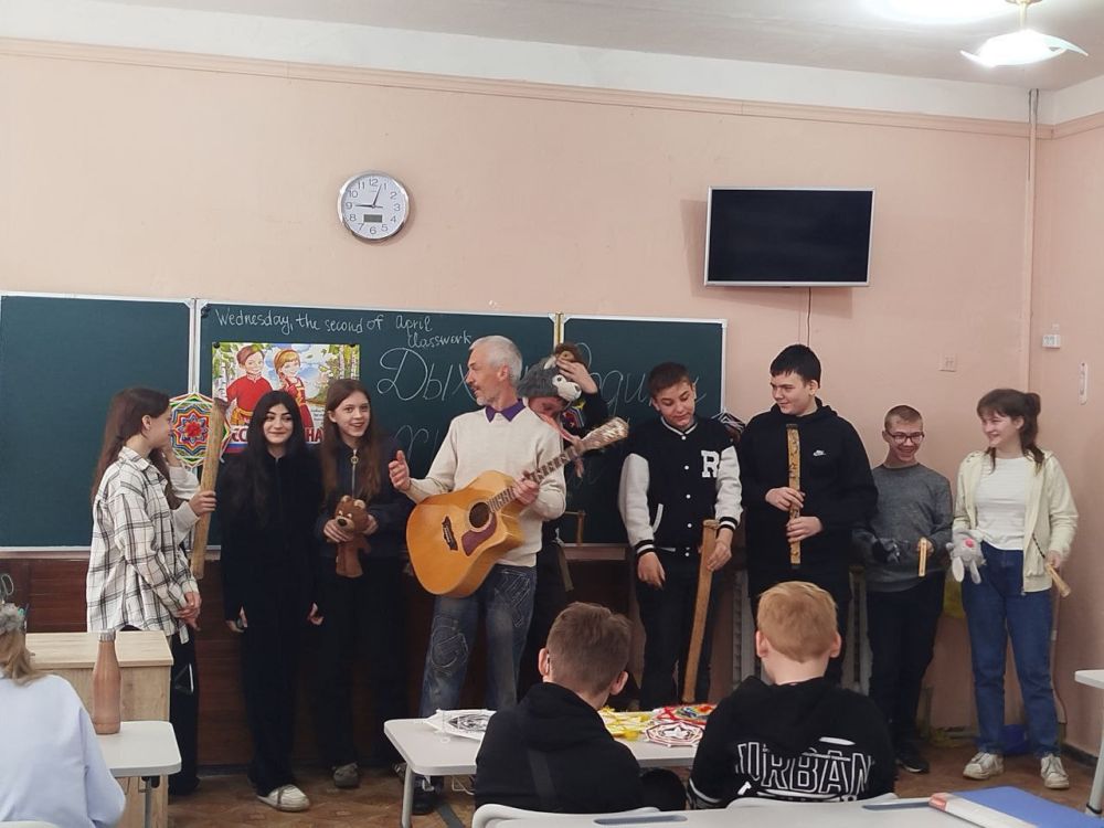 Дыханье Родины храним!. Под патронатом Совета женщин города Тореза в школе № 11 состоялась встреча, посвященная Году Защитника Отечества и 80-летию Победы Дыханье Родины храним!. Под патронатом Совета женщин города Тореза в школе № 11 состоялась встреча, посвященная Году Защитника Отечества и 80-летию Победы