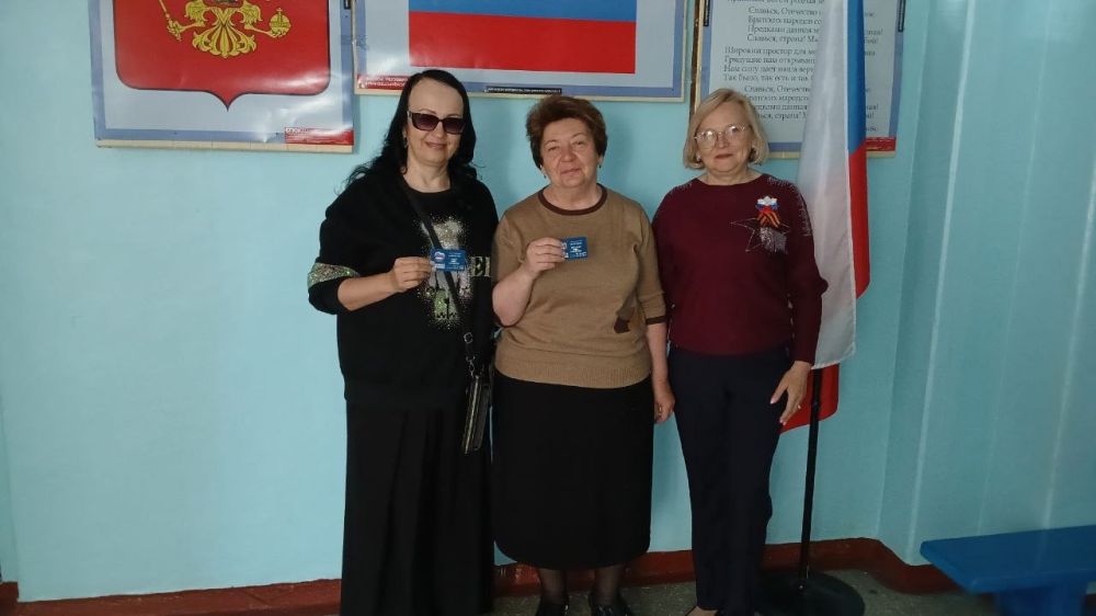 В поселке городского типа Карло-Марксово состоялось торжественное вручение партийных билетов В поселке городского типа Карло-Марксово состоялось торжественное вручение партийных билетов
