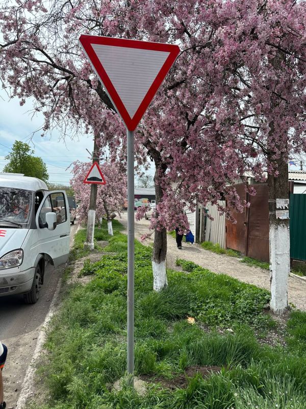 В Амвросиевке идёт активная работа по установке дорожных знаков! В Амвросиевке идёт активная работа по установке дорожных знаков!
