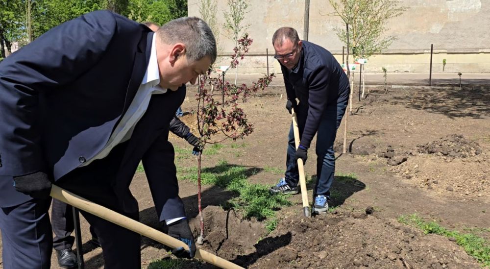 Иван Приходько: Губернатор Кузбасса Илья Владимирович Середюк во время пребывания в Горловке принял участие в создании Аллеи Героев в Сквере Советской Армии в ознаменование 80-летия Великой Победы Иван Приходько: Губернатор Кузбасса Илья Владимирович Середюк во время пребывания в Горловке принял участие в создании Аллеи Героев в Сквере Советской Армии в ознаменование 80-летия Великой Победы
