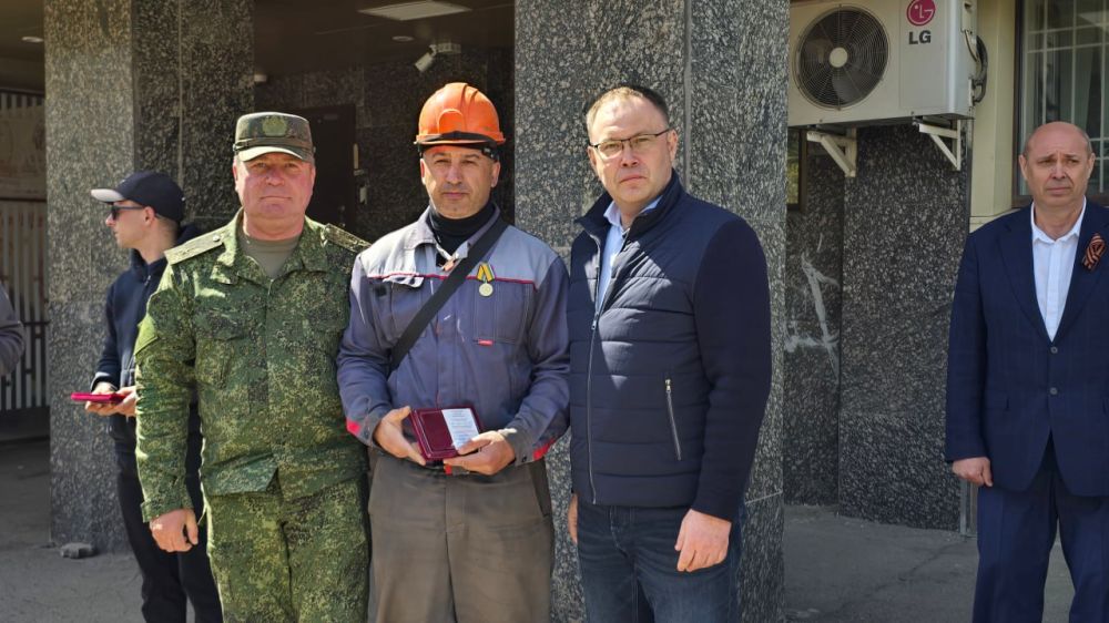 Иван Приходько: Губернатор Кузбасса Илья Владимирович Середюк во время визита в Горловку побывал на месте работ, выполняемых аварийно-восстановительным отрядом из Кемеровской области, сотрудники которого на постоянной основе... Иван Приходько: Губернатор Кузбасса Илья Владимирович Середюк во время визита в Горловку побывал на месте работ, выполняемых аварийно-восстановительным отрядом из Кемеровской области, сотрудники которого на постоянной основе...