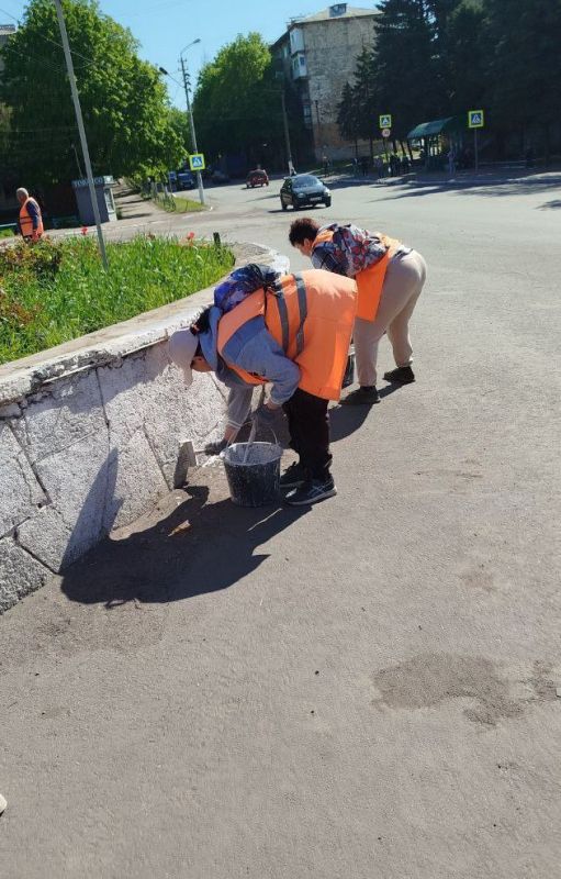 Коммунальщики Снежного продолжают благоустраивать территории общего пользования Коммунальщики Снежного продолжают благоустраивать территории общего пользования