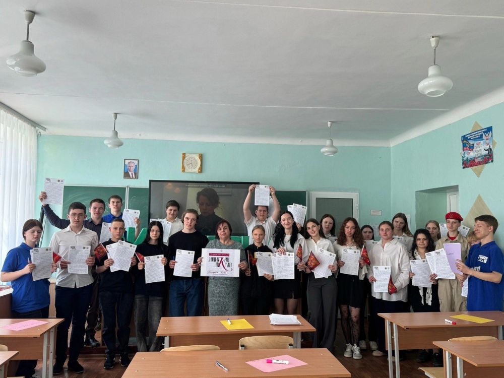 Школьники Ждановки приняли участие в акции «Донецкий диктант» Школьники Ждановки приняли участие в акции «Донецкий диктант»