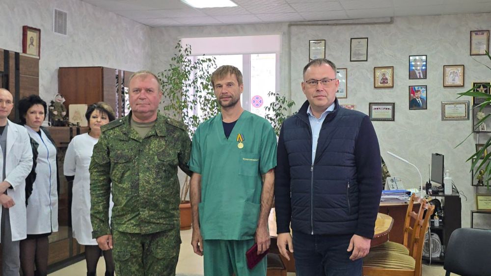 Иван Приходько: Во время нахождения в Горловке Губернатор Кузбасса Илья Владимирович Середюк посетил одну из больниц города, осмотрев одно из помещений, в котором был произведен капитальный ремонт по инициативе и при... Иван Приходько: Во время нахождения в Горловке Губернатор Кузбасса Илья Владимирович Середюк посетил одну из больниц города, осмотрев одно из помещений, в котором был произведен капитальный ремонт по инициативе и при...