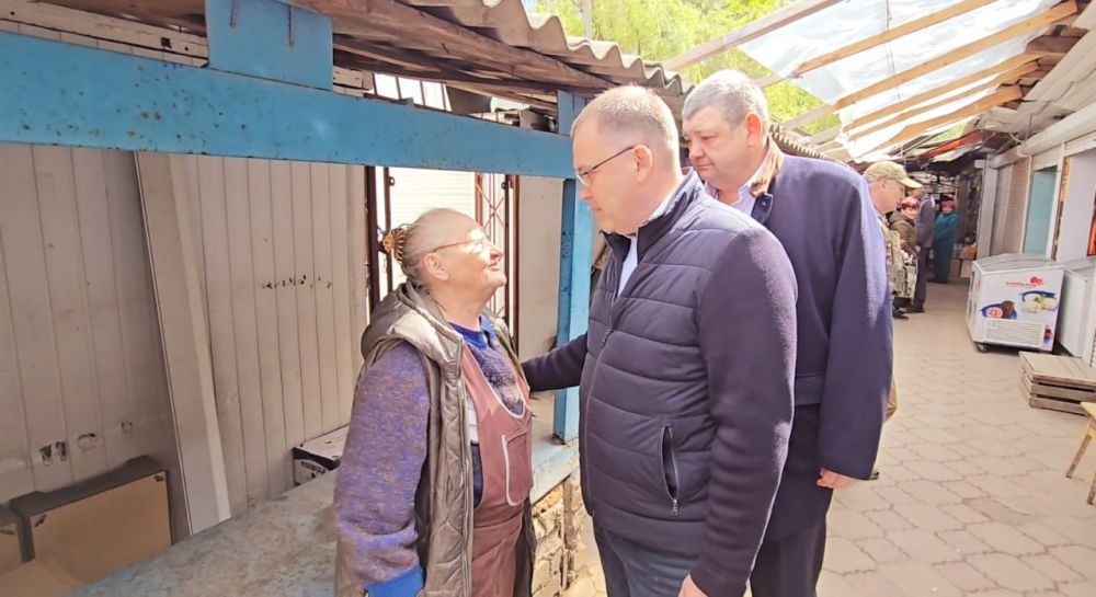 Иван Приходько: Губернатор Кузбасса Илья Владимирович Середюк во время пребывания в Горловке посетил рынок в жилом массиве «Комсомолец», который в воскресенье, 27 апреля, подвергся ожесточенному артобстрелу со стороны... Иван Приходько: Губернатор Кузбасса Илья Владимирович Середюк во время пребывания в Горловке посетил рынок в жилом массиве «Комсомолец», который в воскресенье, 27 апреля, подвергся ожесточенному артобстрелу со стороны...