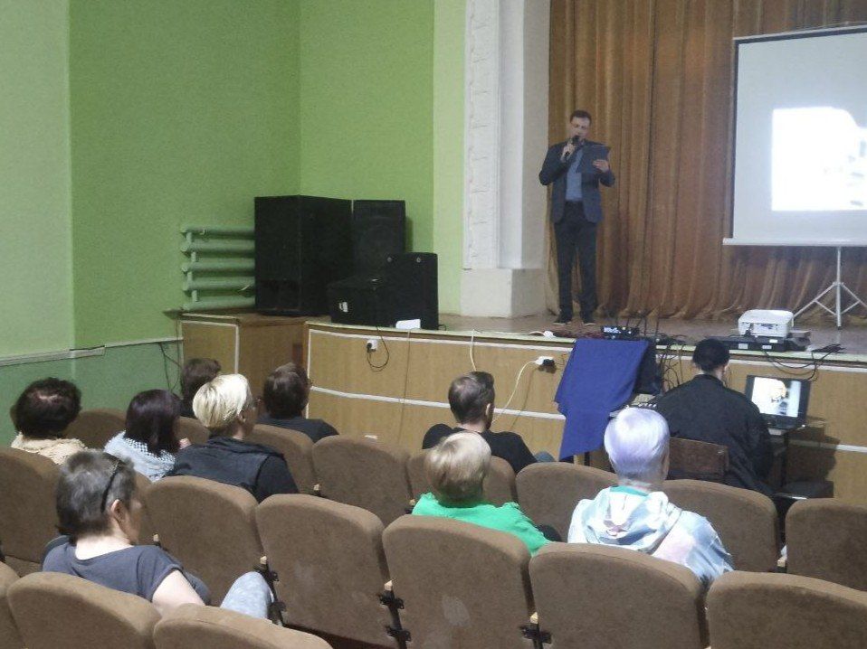 Я песне отдал всё сполна. В ней жизнь моя, моя забота, Ведь песня людям так нужна, Как птице крылья для полёта! Я песне отдал всё сполна. В ней жизнь моя, моя забота, Ведь песня людям так нужна, Как птице крылья для полёта!
