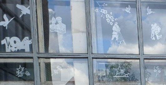 «Окна Победы». «Окна Победы» - Всероссийская акция, удивительная акция, которая сближает людей в 80-летие Великой Победы «Окна Победы». «Окна Победы» - Всероссийская акция, удивительная акция, которая сближает людей в 80-летие Великой Победы