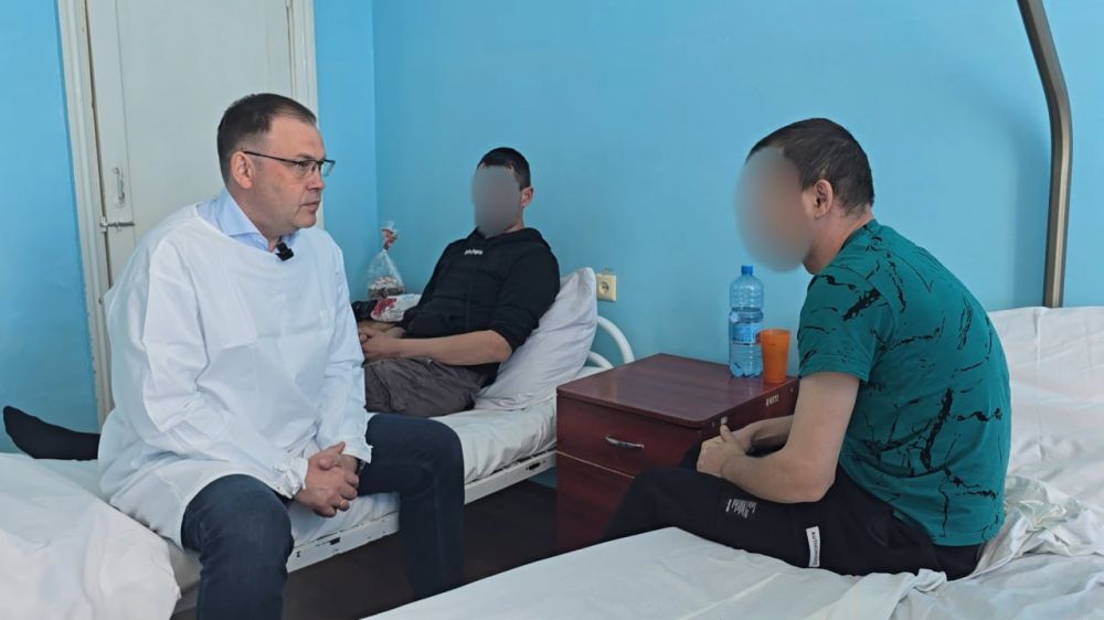 Иван Приходько: Во время нахождения в Горловке Губернатор Кузбасса Илья Владимирович Середюк посетил одну из больниц города, осмотрев одно из помещений, в котором был произведен капитальный ремонт по инициативе и при... Иван Приходько: Во время нахождения в Горловке Губернатор Кузбасса Илья Владимирович Середюк посетил одну из больниц города, осмотрев одно из помещений, в котором был произведен капитальный ремонт по инициативе и при...