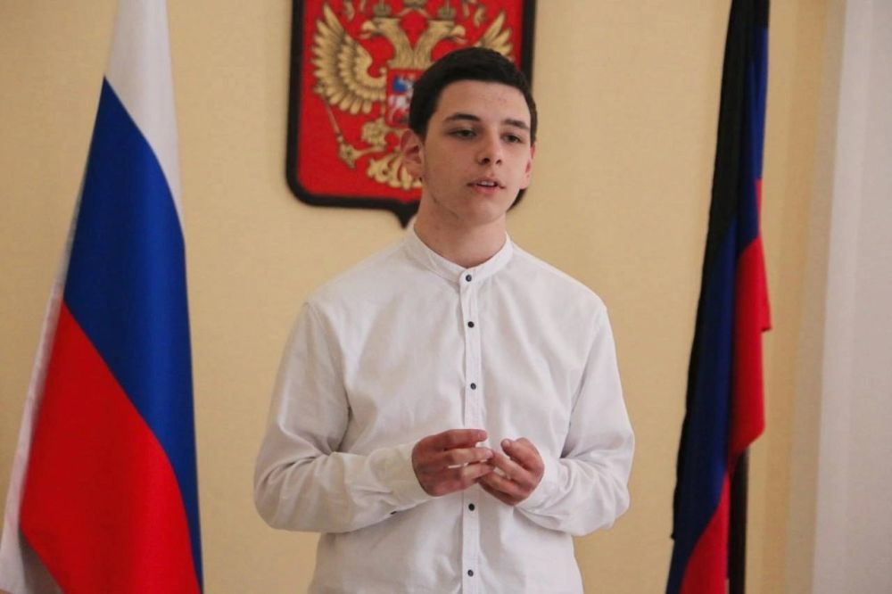 28 апреля Харцызский городской Дворец культуры наполнился эхом поэзии, посвященной Великой Победе.В этот день здесь состоялись громкие чтения, где юные артисты образцового театрального коллектива «Браво» не просто... 28 апреля Харцызский городской Дворец культуры наполнился эхом поэзии, посвященной Великой Победе.В этот день здесь состоялись громкие чтения, где юные артисты образцового театрального коллектива «Браво» не просто...