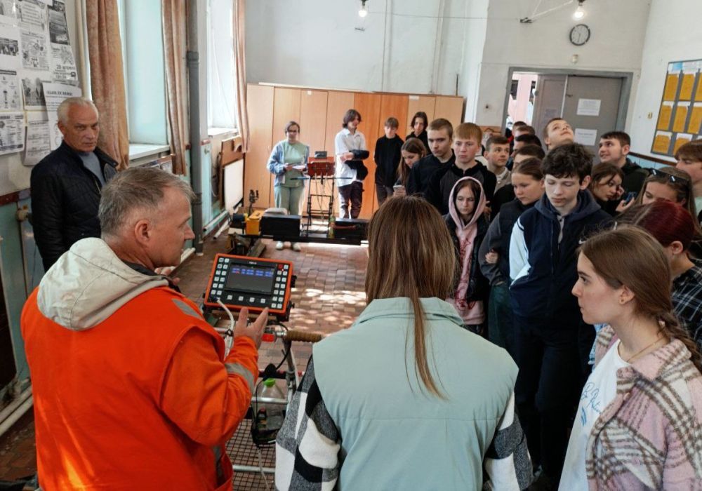 Железнодорожники рассказали о своих профессиях волновахским школьникам Железнодорожники рассказали о своих профессиях волновахским школьникам
