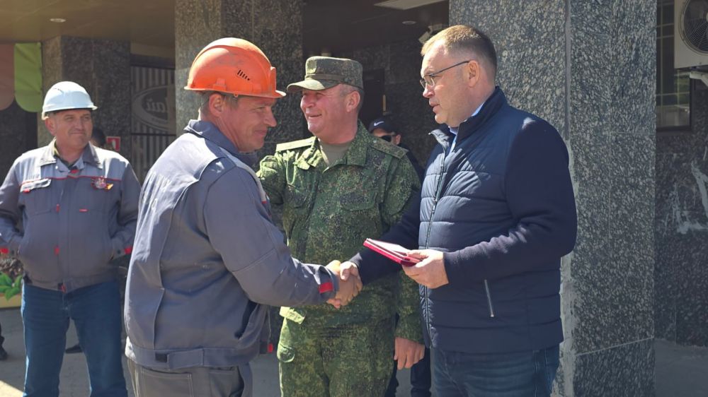 Иван Приходько: Губернатор Кузбасса Илья Владимирович Середюк во время визита в Горловку побывал на месте работ, выполняемых аварийно-восстановительным отрядом из Кемеровской области, сотрудники которого на постоянной основе... Иван Приходько: Губернатор Кузбасса Илья Владимирович Середюк во время визита в Горловку побывал на месте работ, выполняемых аварийно-восстановительным отрядом из Кемеровской области, сотрудники которого на постоянной основе...