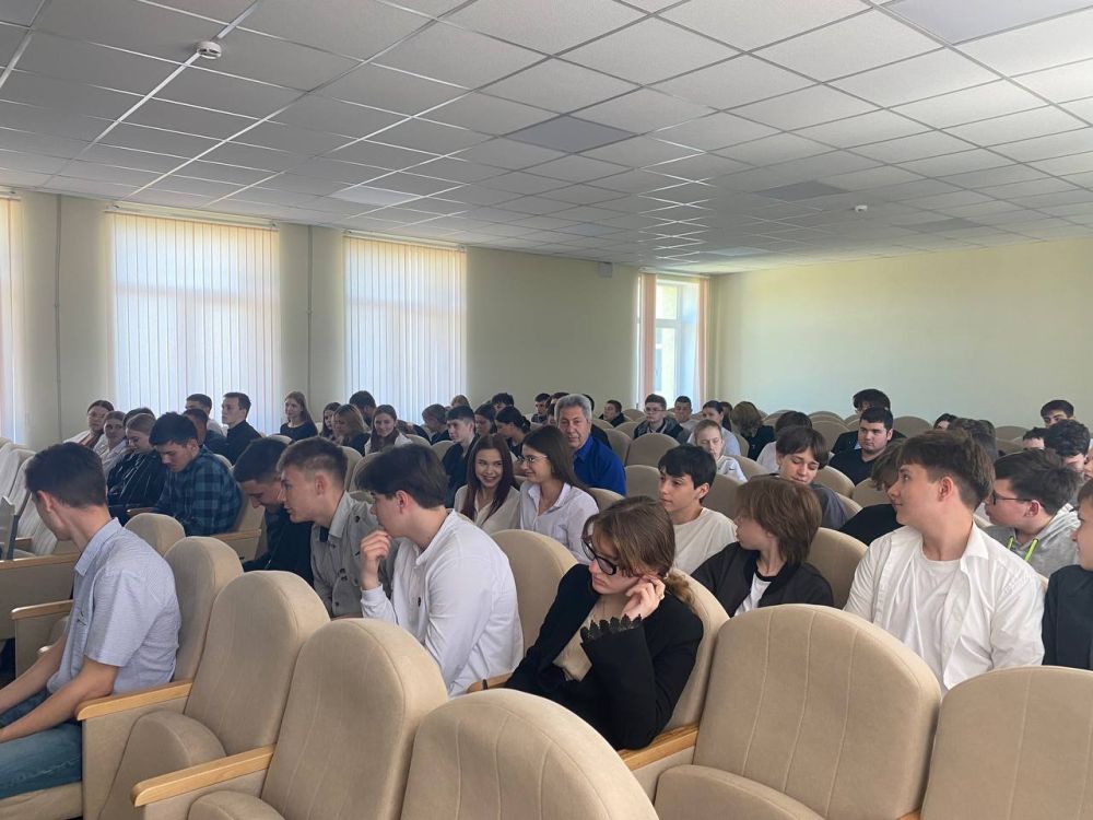 Сотрудники ГАИ Мангуша провели профилактическую беседу по БДД со школьниками Сотрудники ГАИ Мангуша провели профилактическую беседу по БДД со школьниками