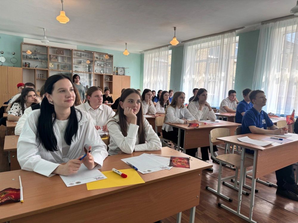 Школьники Ждановки приняли участие в акции «Донецкий диктант» Школьники Ждановки приняли участие в акции «Донецкий диктант»
