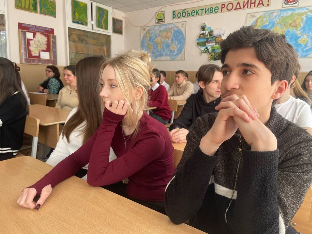 Николай Михайлов: В Старобешево прошла встреча со школьниками Николай Михайлов: В Старобешево прошла встреча со школьниками