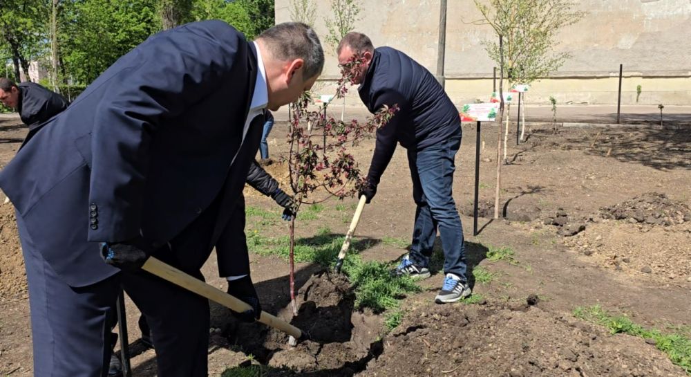 Иван Приходько: Губернатор Кузбасса Илья Владимирович Середюк во время пребывания в Горловке принял участие в создании Аллеи Героев в Сквере Советской Армии в ознаменование 80-летия Великой Победы Иван Приходько: Губернатор Кузбасса Илья Владимирович Середюк во время пребывания в Горловке принял участие в создании Аллеи Героев в Сквере Советской Армии в ознаменование 80-летия Великой Победы