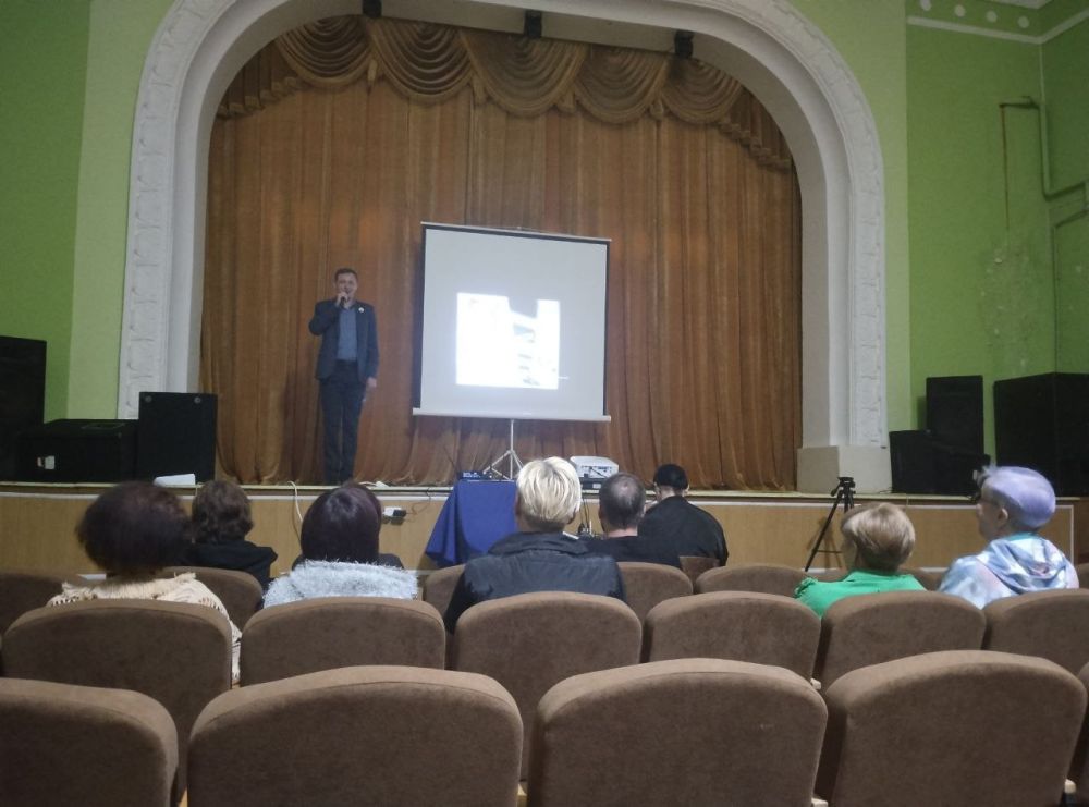 Я песне отдал всё сполна. В ней жизнь моя, моя забота, Ведь песня людям так нужна, Как птице крылья для полёта! Я песне отдал всё сполна. В ней жизнь моя, моя забота, Ведь песня людям так нужна, Как птице крылья для полёта!