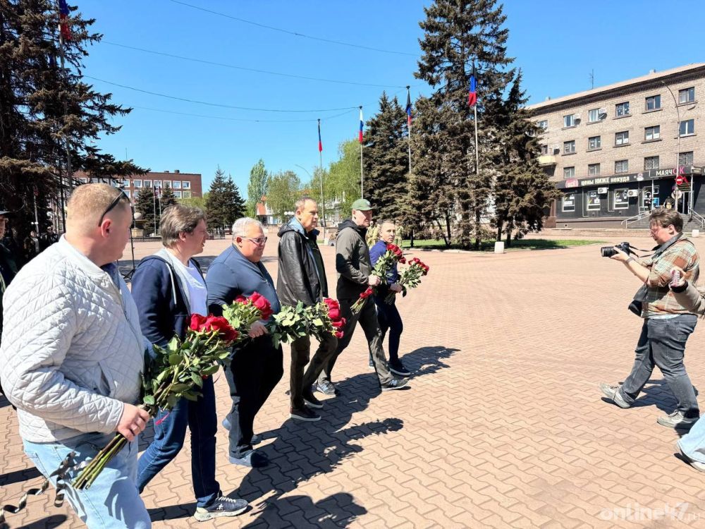 Губернатор Ленобласти Александр Дрозденко осмотрел выставку «Ленинградцы желают Победы Донбассу» в Енакиево Губернатор Ленобласти Александр Дрозденко осмотрел выставку «Ленинградцы желают Победы Донбассу» в Енакиево