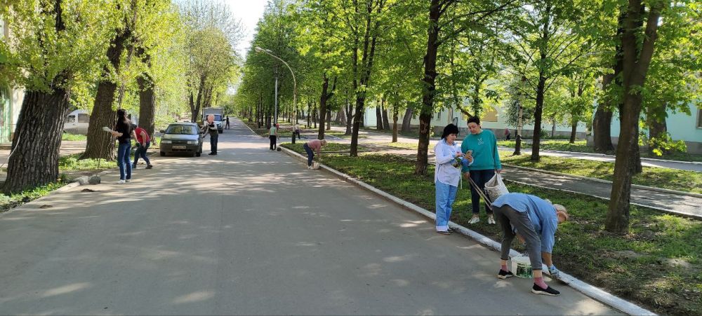 В рамках Всероссийского субботника, который проходил 26 апреля, провели работы по уборке и побелке бордюр по улице Машиностроителей В рамках Всероссийского субботника, который проходил 26 апреля, провели работы по уборке и побелке бордюр по улице Машиностроителей