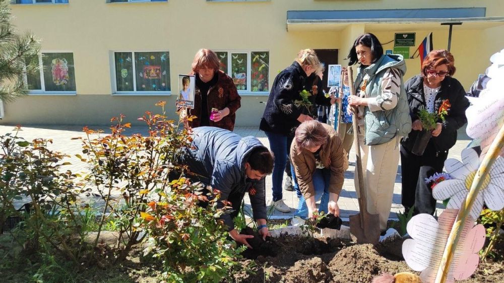 Александр Качанов: В детском саду № 11 Докучаевска прошла акция «Цветы памяти» в рамках празднования 80-летия Победы в ВОВ Александр Качанов: В детском саду № 11 Докучаевска прошла акция «Цветы памяти» в рамках празднования 80-летия Победы в ВОВ