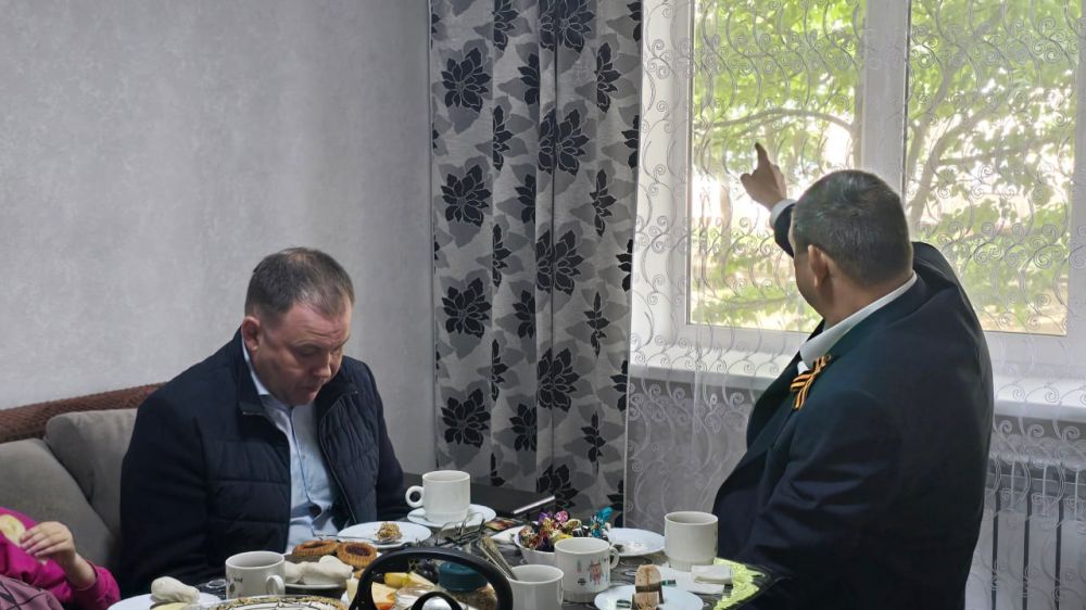 Иван Приходько: Губернатор шефа-региона Горловки – Кузбасса Илья Владимирович Середюк побывал в гостях у семьи Пигоревых, члены которой чудом уцелели во время варварского обстрела Центрально-Городского района Горловки со... Иван Приходько: Губернатор шефа-региона Горловки – Кузбасса Илья Владимирович Середюк побывал в гостях у семьи Пигоревых, члены которой чудом уцелели во время варварского обстрела Центрально-Городского района Горловки со...