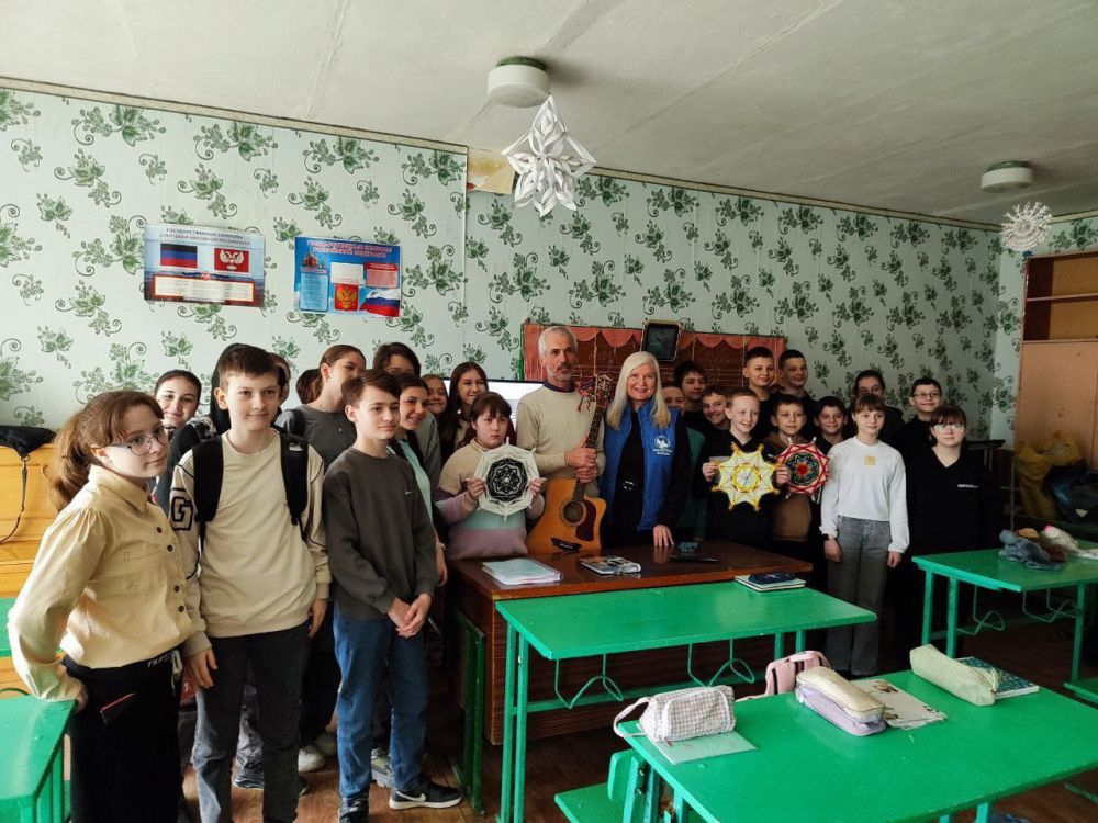 Дыханье Родины храним!. Под патронатом Совета женщин города Тореза в школе № 11 состоялась встреча, посвященная Году Защитника Отечества и 80-летию Победы Дыханье Родины храним!. Под патронатом Совета женщин города Тореза в школе № 11 состоялась встреча, посвященная Году Защитника Отечества и 80-летию Победы