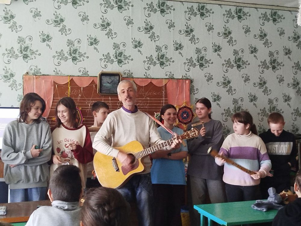 Дыханье Родины храним!. Под патронатом Совета женщин города Тореза в школе № 11 состоялась встреча, посвященная Году Защитника Отечества и 80-летию Победы Дыханье Родины храним!. Под патронатом Совета женщин города Тореза в школе № 11 состоялась встреча, посвященная Году Защитника Отечества и 80-летию Победы