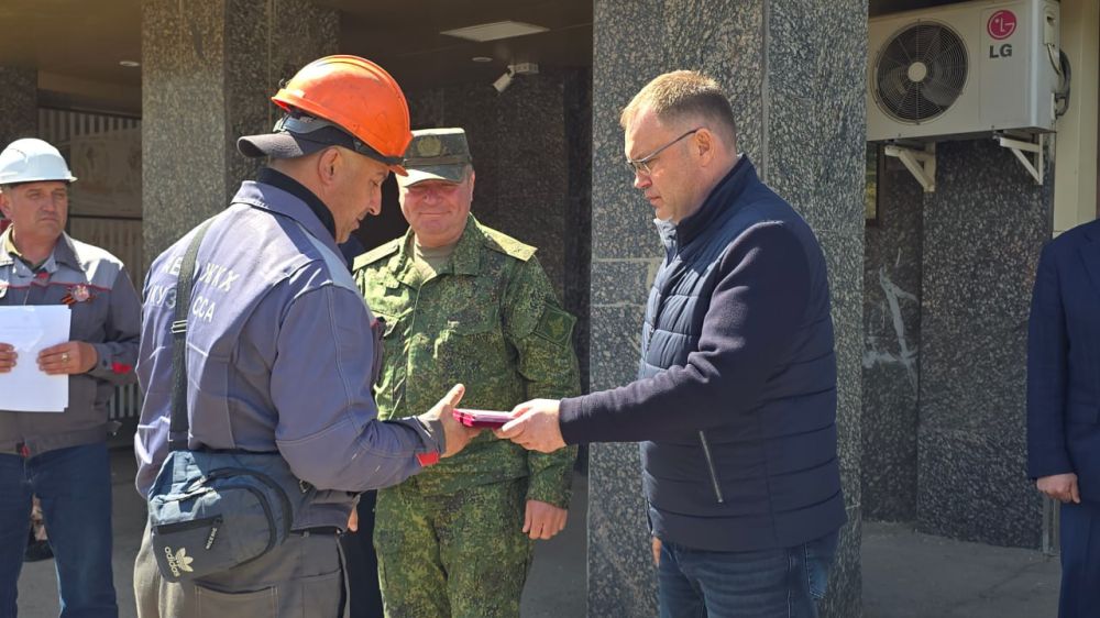 Иван Приходько: Губернатор Кузбасса Илья Владимирович Середюк во время визита в Горловку побывал на месте работ, выполняемых аварийно-восстановительным отрядом из Кемеровской области, сотрудники которого на постоянной основе... Иван Приходько: Губернатор Кузбасса Илья Владимирович Середюк во время визита в Горловку побывал на месте работ, выполняемых аварийно-восстановительным отрядом из Кемеровской области, сотрудники которого на постоянной основе...