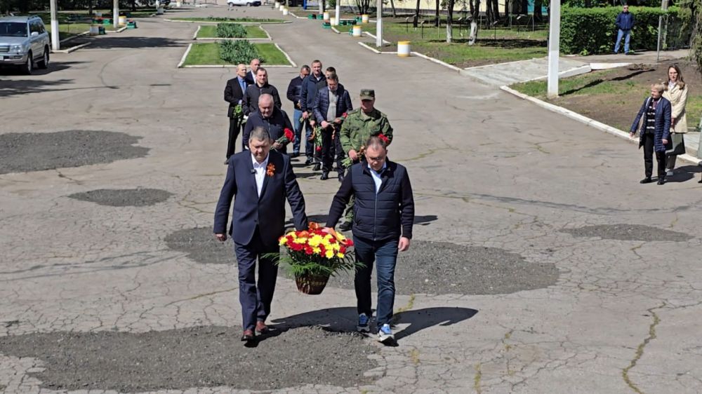 Иван Приходько: Губернатор Кузбасса Илья Владимирович Середюк во время пребывания в Горловке принял участие в создании Аллеи Героев в Сквере Советской Армии в ознаменование 80-летия Великой Победы Иван Приходько: Губернатор Кузбасса Илья Владимирович Середюк во время пребывания в Горловке принял участие в создании Аллеи Героев в Сквере Советской Армии в ознаменование 80-летия Великой Победы