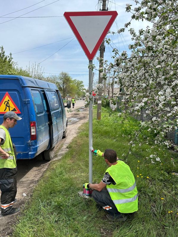 В Амвросиевке идёт активная работа по установке дорожных знаков! В Амвросиевке идёт активная работа по установке дорожных знаков!