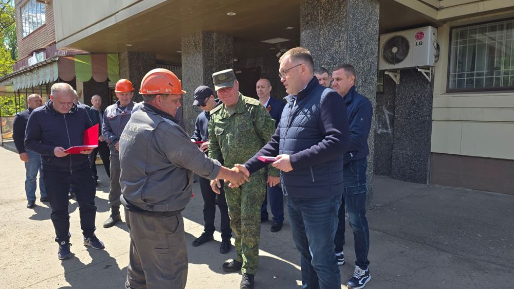 Иван Приходько: Губернатор Кузбасса Илья Владимирович Середюк во время визита в Горловку побывал на месте работ, выполняемых аварийно-восстановительным отрядом из Кемеровской области, сотрудники которого на постоянной основе... Иван Приходько: Губернатор Кузбасса Илья Владимирович Середюк во время визита в Горловку побывал на месте работ, выполняемых аварийно-восстановительным отрядом из Кемеровской области, сотрудники которого на постоянной основе...