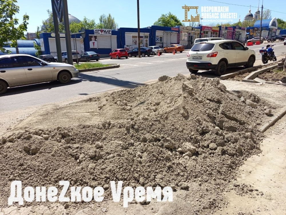 Дорожный ремонт добрался до Крытого рынка: рабочие меняют бордюрные ограждения Дорожный ремонт добрался до Крытого рынка: рабочие меняют бордюрные ограждения