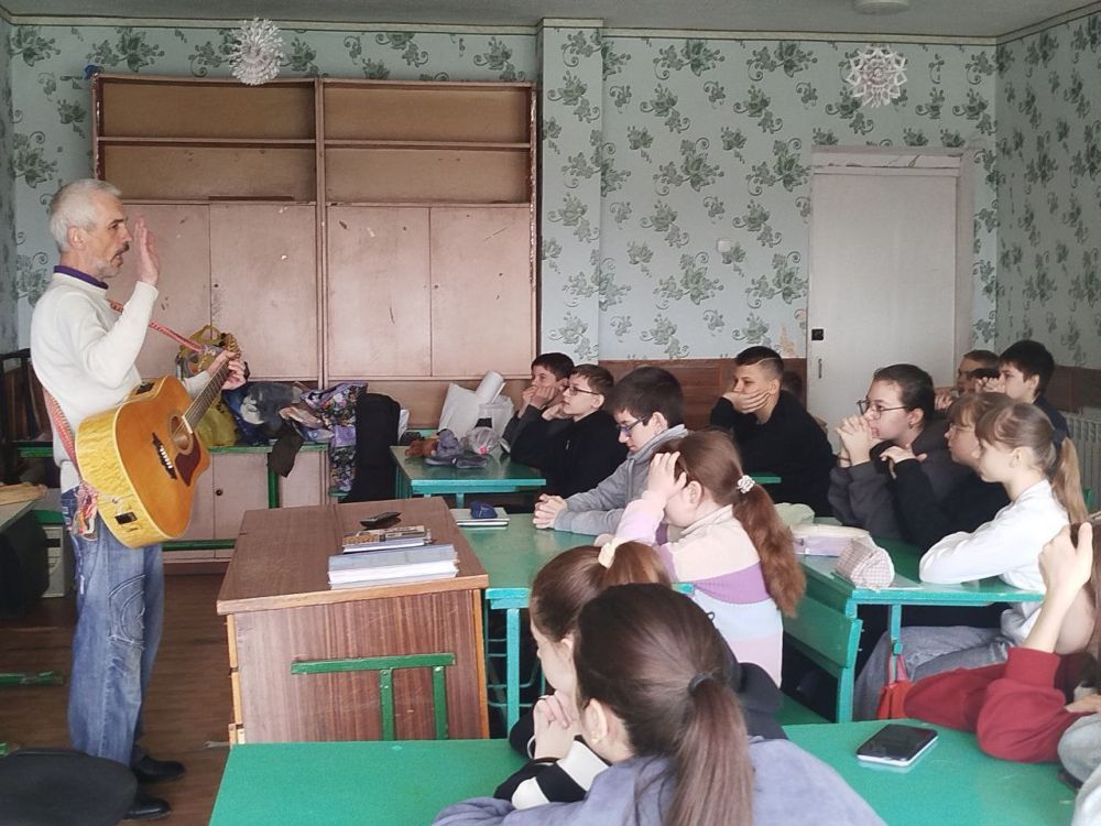 Дыханье Родины храним!. Под патронатом Совета женщин города Тореза в школе № 11 состоялась встреча, посвященная Году Защитника Отечества и 80-летию Победы Дыханье Родины храним!. Под патронатом Совета женщин города Тореза в школе № 11 состоялась встреча, посвященная Году Защитника Отечества и 80-летию Победы