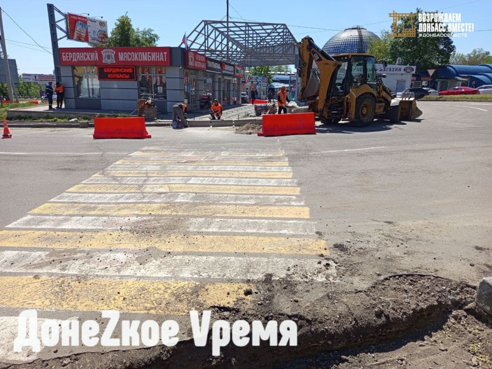 Дорожный ремонт добрался до Крытого рынка: рабочие меняют бордюрные ограждения Дорожный ремонт добрался до Крытого рынка: рабочие меняют бордюрные ограждения