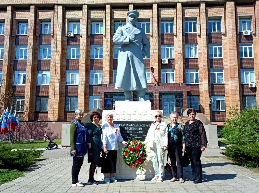 Помним! Чтим! Гордимся!. В Буденновском районе памятник Будённому, в честь которого назван район, является символическим местом Помним! Чтим! Гордимся!. В Буденновском районе памятник Будённому, в честь которого назван район, является символическим местом