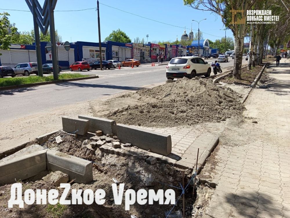 Дорожный ремонт добрался до Крытого рынка: рабочие меняют бордюрные ограждения Дорожный ремонт добрался до Крытого рынка: рабочие меняют бордюрные ограждения