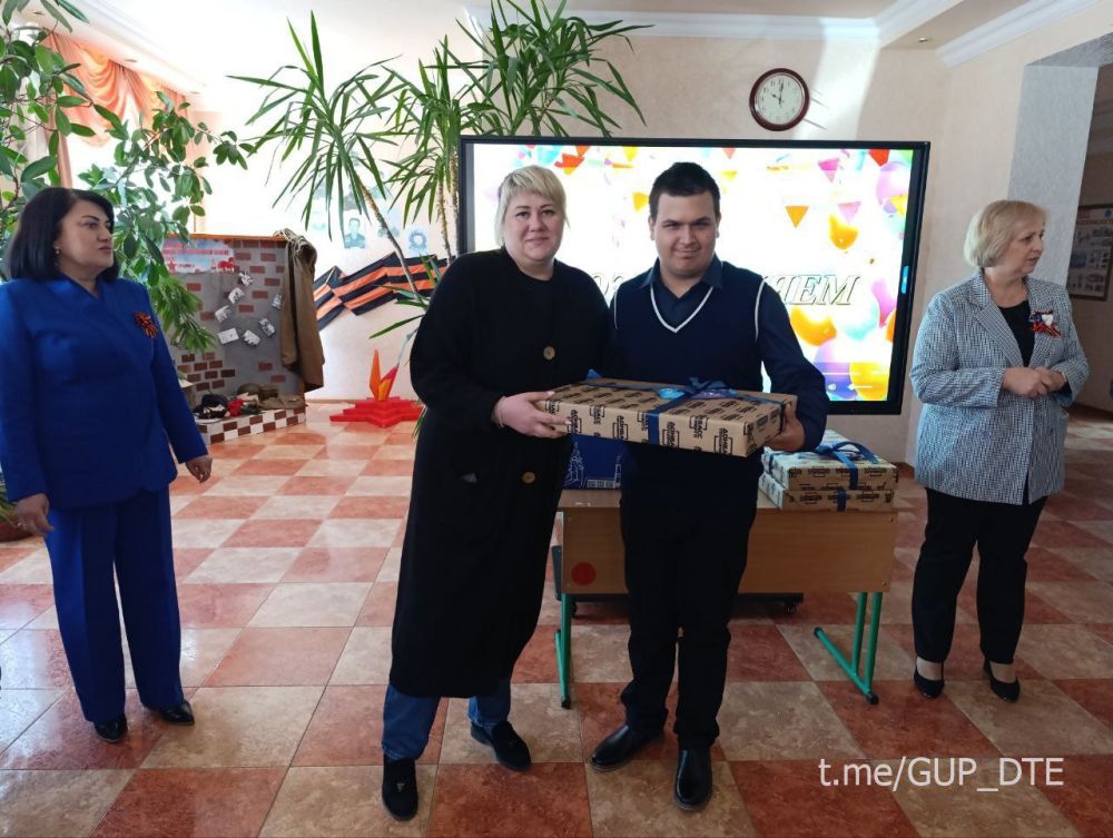 РУКОВОДСТВОМ «ДОНБАССТЕПЛОЭНЕРГО» ВРУЧЕНЫ ПОДАРКИ ИМЕНИННИКАМ ПОДШЕФНОЙ ДОНЕЦКОЙ СПЕЦИАЛЬНОЙ ШКОЛЫ-ИНТЕРНАТА №19 РУКОВОДСТВОМ «ДОНБАССТЕПЛОЭНЕРГО» ВРУЧЕНЫ ПОДАРКИ ИМЕНИННИКАМ ПОДШЕФНОЙ ДОНЕЦКОЙ СПЕЦИАЛЬНОЙ ШКОЛЫ-ИНТЕРНАТА №19