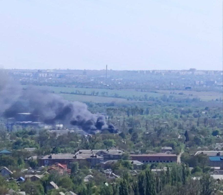 Славянск. Сообщают о мощном взрыве в районе ж/д вокзала, который не был результатом прилёта Славянск. Сообщают о мощном взрыве в районе ж/д вокзала, который не был результатом прилёта