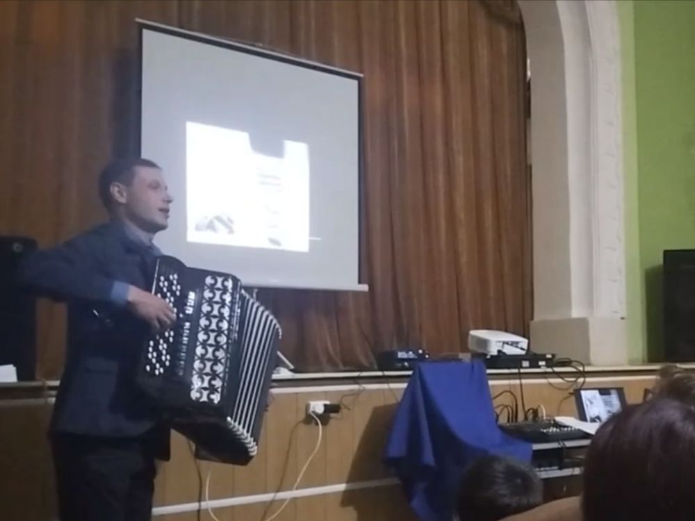 Я песне отдал всё сполна. В ней жизнь моя, моя забота, Ведь песня людям так нужна, Как птице крылья для полёта! Я песне отдал всё сполна. В ней жизнь моя, моя забота, Ведь песня людям так нужна, Как птице крылья для полёта!