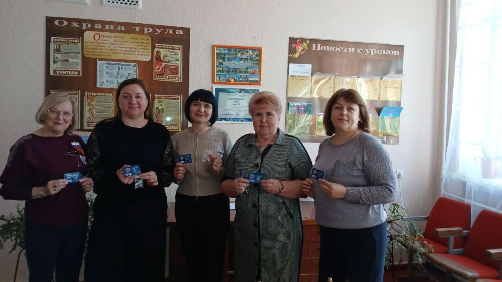 В поселке городского типа Карло-Марксово состоялось торжественное вручение партийных билетов В поселке городского типа Карло-Марксово состоялось торжественное вручение партийных билетов