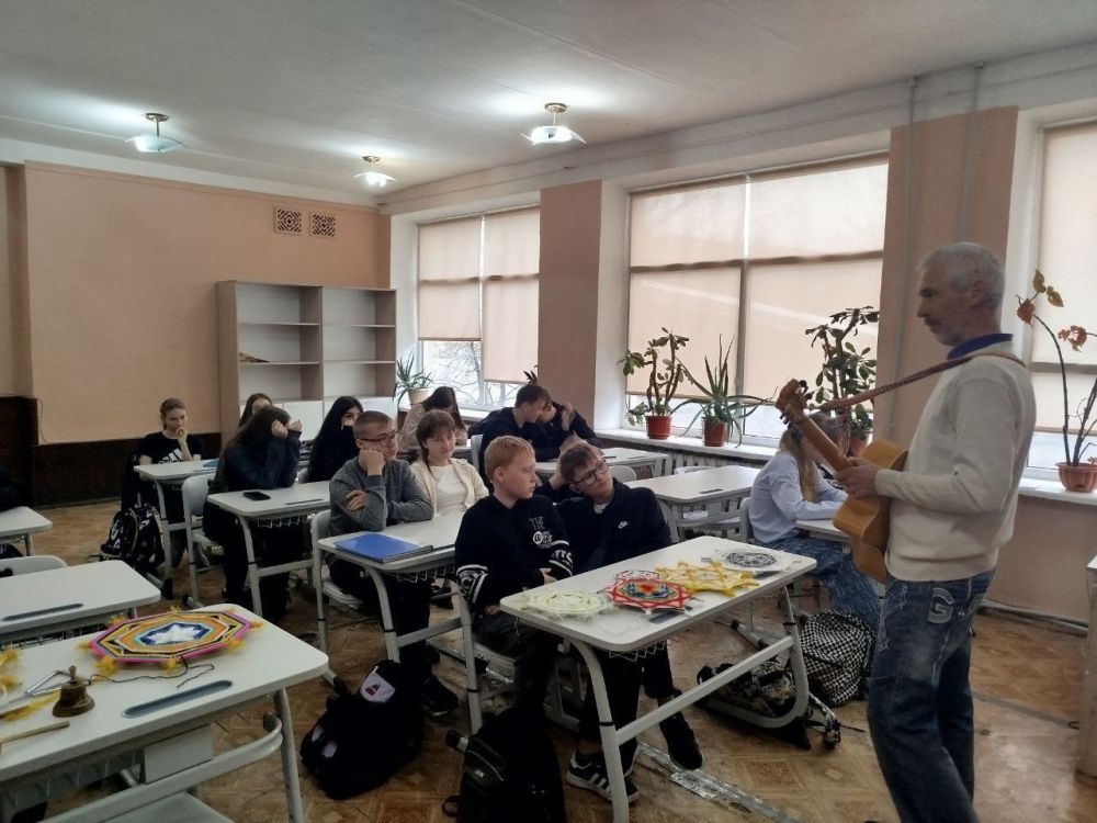 Дыханье Родины храним!. Под патронатом Совета женщин города Тореза в школе № 11 состоялась встреча, посвященная Году Защитника Отечества и 80-летию Победы Дыханье Родины храним!. Под патронатом Совета женщин города Тореза в школе № 11 состоялась встреча, посвященная Году Защитника Отечества и 80-летию Победы