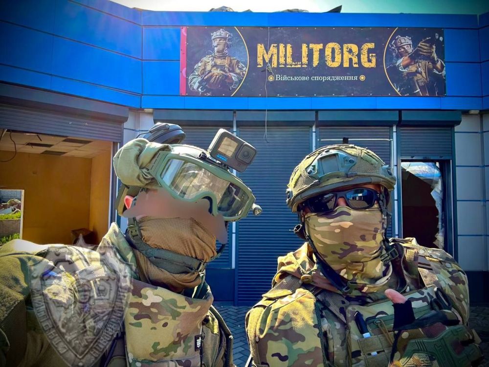 Селидово, ДНР, Россия. Приехали затариться в магазин «Вiйськове спорядження» Селидово, ДНР, Россия. Приехали затариться в магазин «Вiйськове спорядження»
