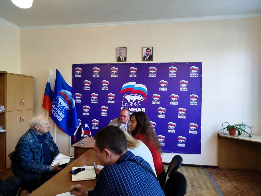 Председатель Дебальцевского городского совета Донецкой Народной Республики Шульженко Сергей Васильевич провел личный прием граждан в общественной приемной Всероссийской политической партии «Единая Россия» Председатель Дебальцевского городского совета Донецкой Народной Республики Шульженко Сергей Васильевич провел личный прием граждан в общественной приемной Всероссийской политической партии «Единая Россия»