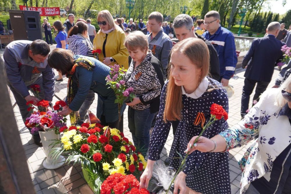 На Макеевкоксе состоялось открытие ещё одной мемориальной доски с именами работников завода, погибших в СВО На Макеевкоксе состоялось открытие ещё одной мемориальной доски с именами работников завода, погибших в СВО