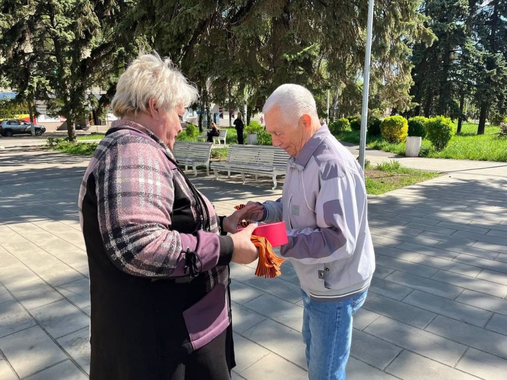 30 апреля на площади перед Дворцом культуры прошла акция «Георгиевская ленточка», в честь которой сотрудники Харцызского городского Дворца культуры с улыбками раздавали ленточки и рассказывая о важности этого символа 30 апреля на площади перед Дворцом культуры прошла акция «Георгиевская ленточка», в честь которой сотрудники Харцызского городского Дворца культуры с улыбками раздавали ленточки и рассказывая о важности этого символа